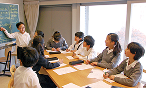 小学校：児童会室にて会議の様子